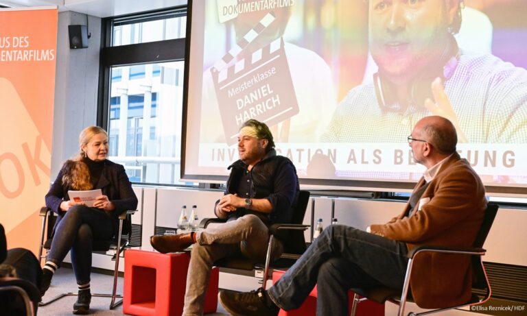 Daniel Harrich bei der Meisterklasse vom Haus des Dokumentarfilms. Links von ihm sitzt Kuratorin Astrid Beyer, rechts von ihm SWR-Redakteur Manfred Hattendorf (Foto: Elisa Reznicek/HDF)