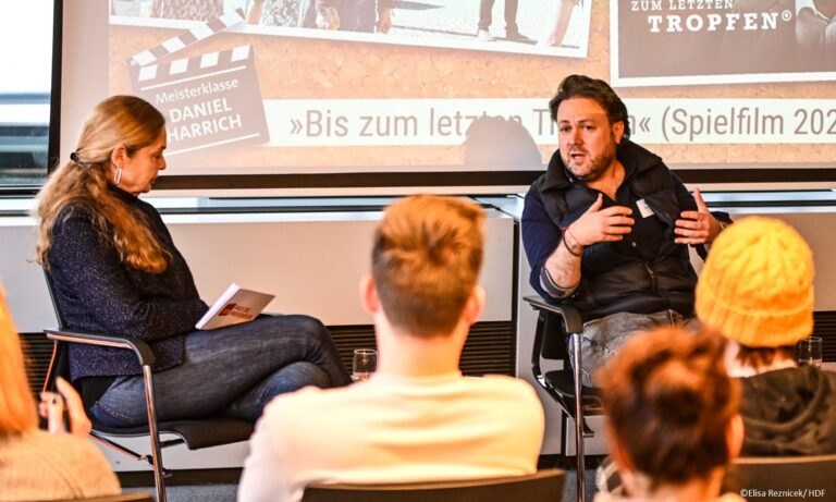 „Ich will politisch etwas bewegen“, sagt Daniel Harrich im Gespräch mit Astrid Beyer vom HDF (Foto: Elisa Reznicek/HDF)